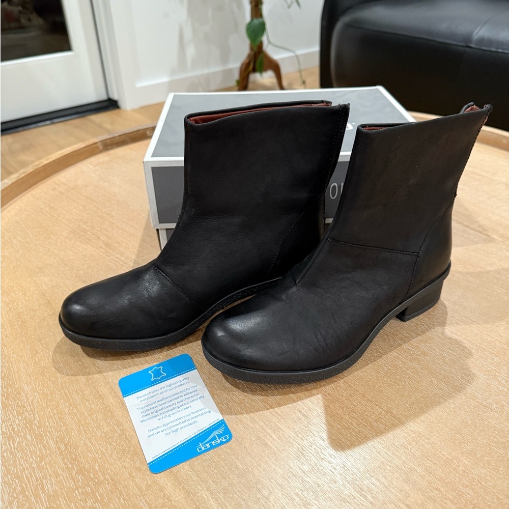Dansko Black Leather boots, like new condition!!!